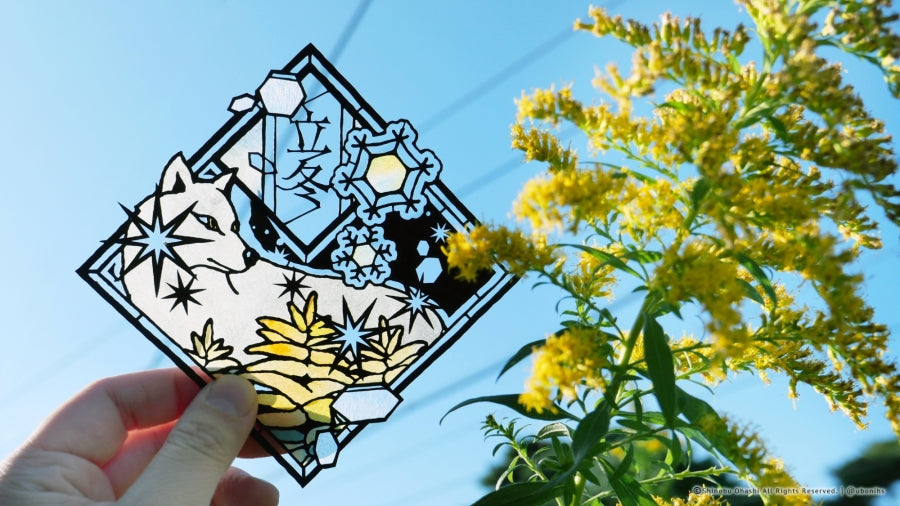 以24節氣、花草、動物元素爲主,宛如彩繪玻璃般的紙雕創作!