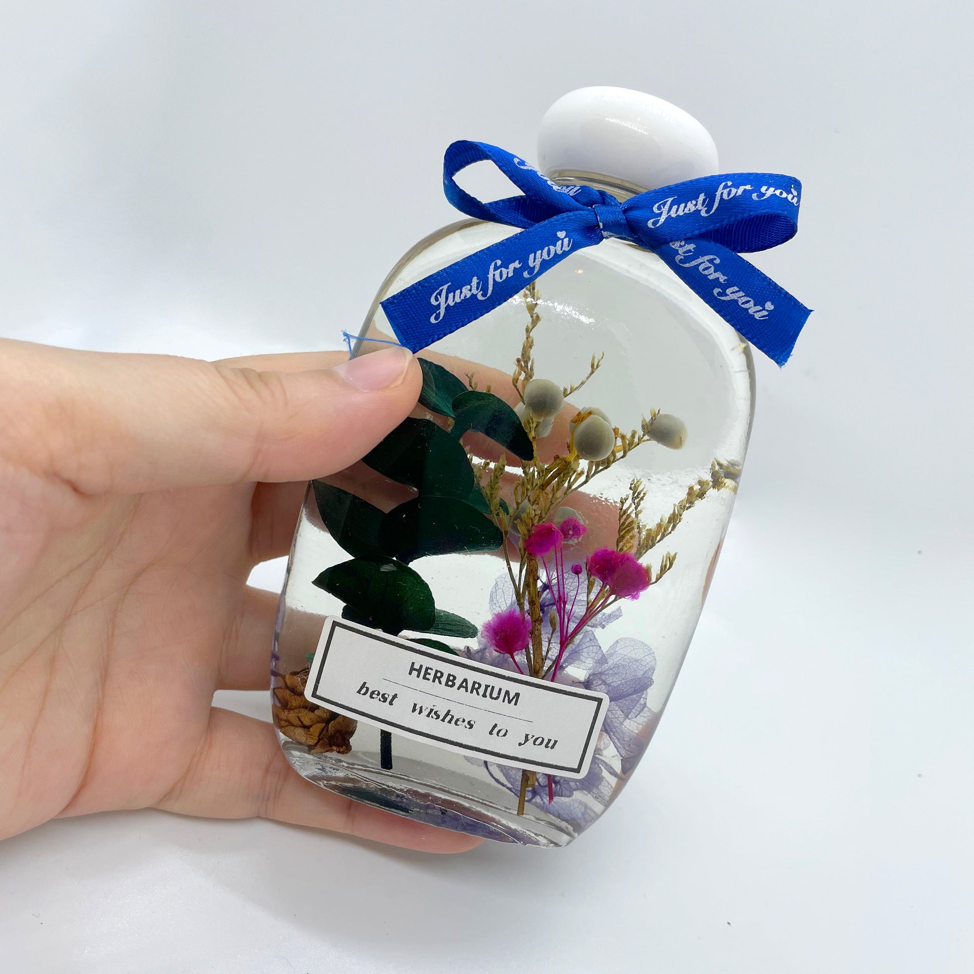 Floating flowers in clear and complex colors (in the shape of a flat arc bottle)