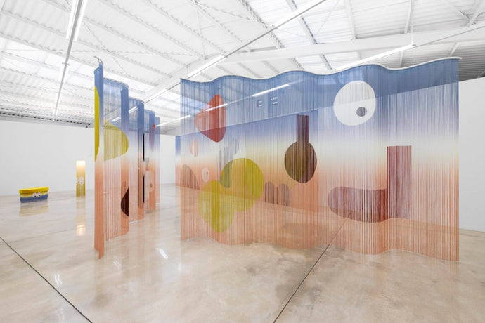 漸變色的窗簾藝術品～ERIKA HOCK 舉辦 L21 畫廊個展「BODY TROUBLE」！