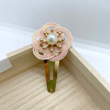Load image into Gallery viewer, Japanese Pink Mizuhiki Flower Metal Hair Clip
