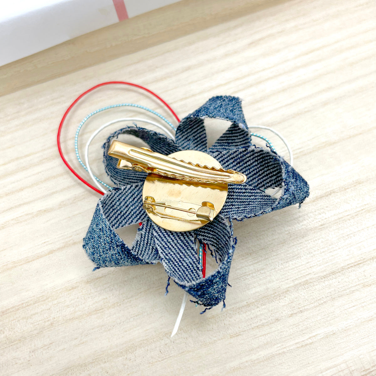 簡約日式牛仔布花紅白藍水引胸針